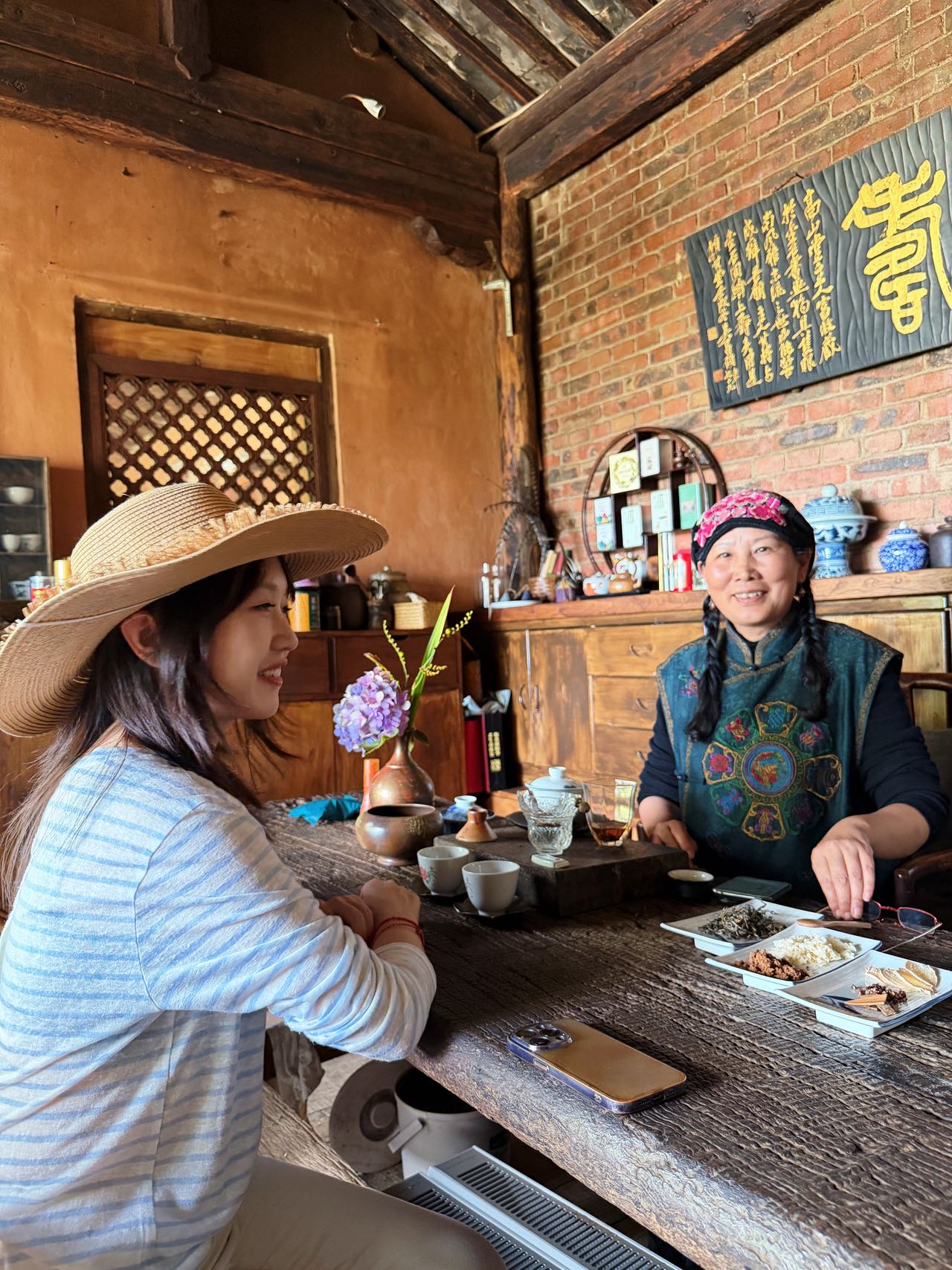 旅行者与当地朋友围坐喝茶交谈