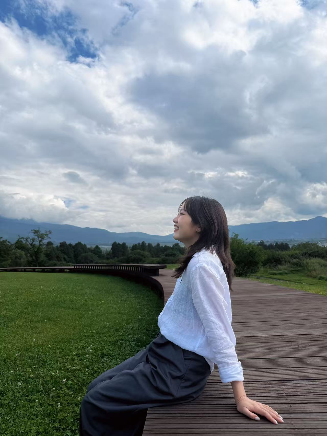 旅行者在云南山景与木栈道旁停留