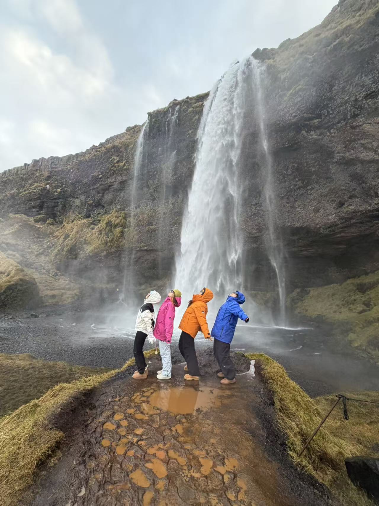 冰岛瀑布前的真实旅行合影